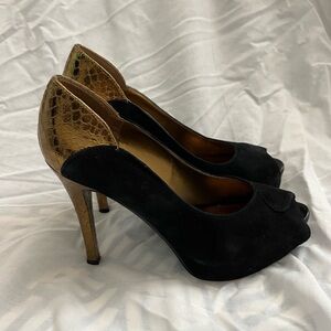 GUESS 5 inch 2010’s gold and black heels